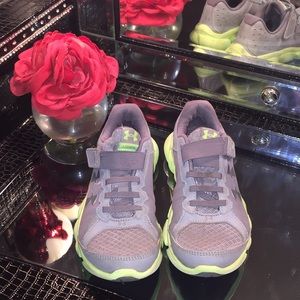 Gray and Green UnderArmour little girl SZ 1.